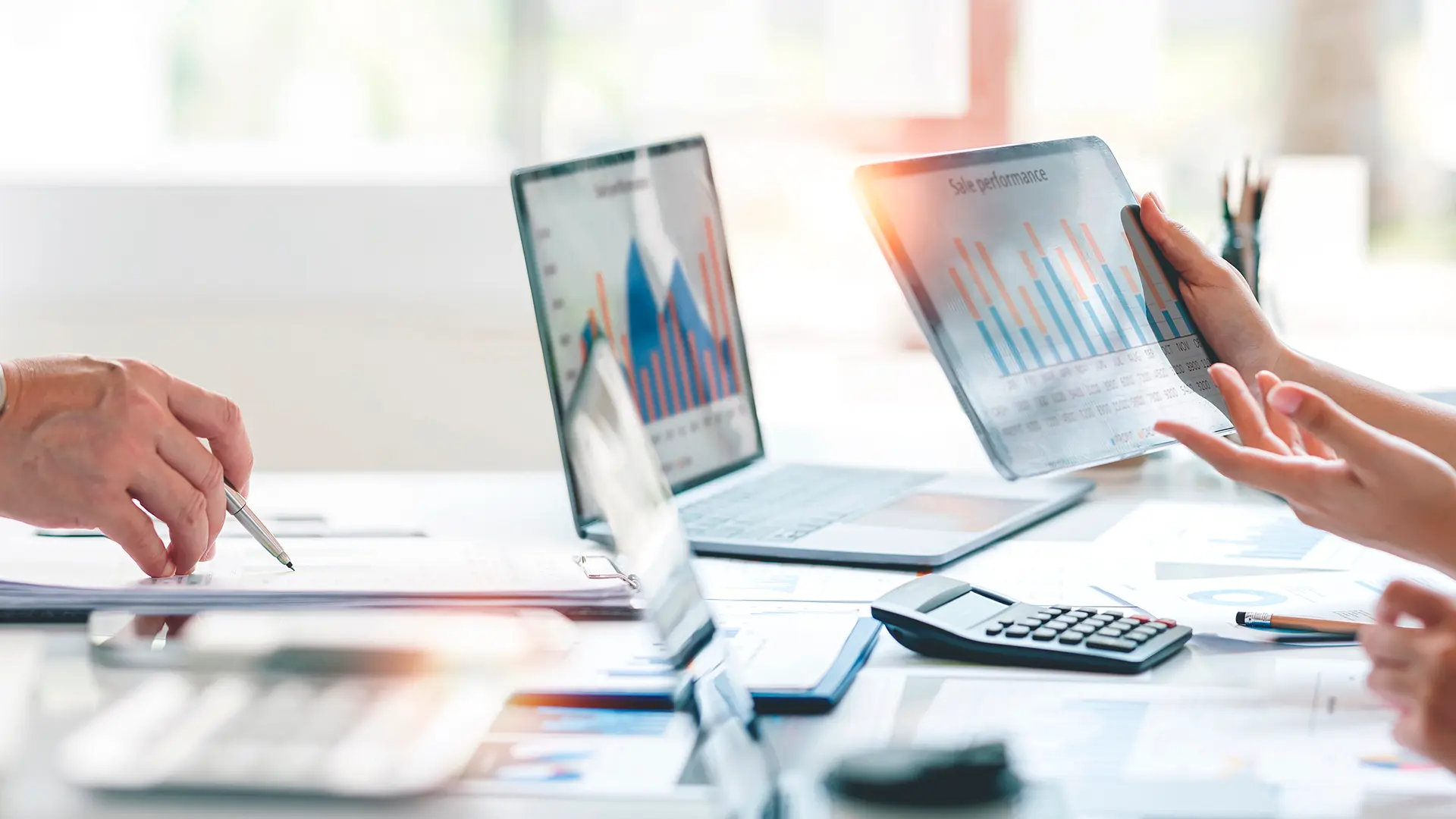 <span class='tc-acc'>Close without</span> high costs